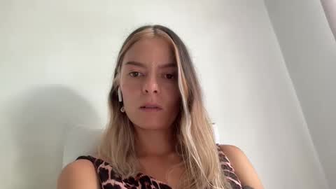 Snapshot of viajemos chatting on 24, 3, 2026 papichulo y mamichula online show from 24, 3, 2026