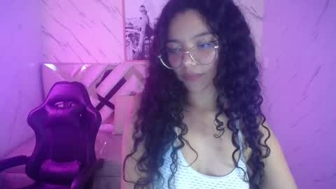 Snapshot of victoria_castillo_b chatting on 12, 3, 2025 victoria_castillo_b online show from 12, 3, 2025