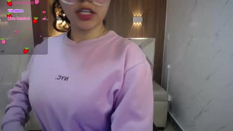 Snapshot of victoria_castillo_b chatting on 2, 10, 2025 victoria_castillo_b online show from 2, 10, 2025