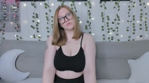 Snapshot of victoria_pum_ chatting on 1, 11, 2025 Jessie online show from 1, 11, 2025