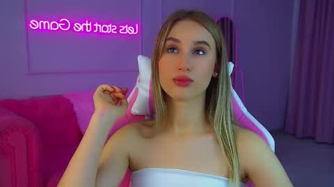 Snapshot of victoriahopson chatting on 16, 11, 2025 Victoria online show from 16, 11, 2025