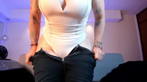 Snapshot of violeet_scott chatting on 12, 1, 2025 Violett Everyday From 0530 to 1430 Col Time online show from 12, 1, 2025