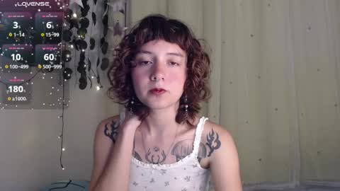 Snapshot of violet_bluee chatting on 4, 4, 2026 Violet online show from 4, 4, 2026