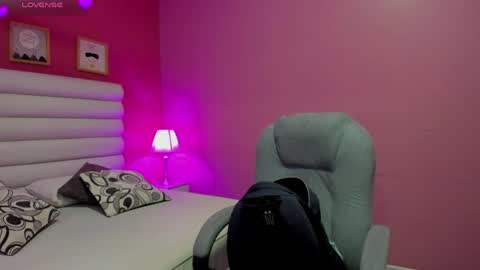 Snapshot of violet_sinclair chatting on 8, 6, 2026 violet_sinclair online show from 8, 6, 2026