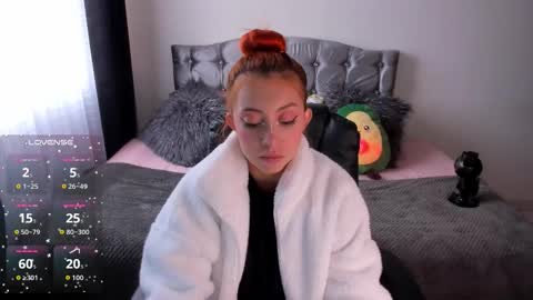 Snapshot of violetaarey chatting on 27, 3, 2026 Violeta Help me reach 150 thumbs up online show from 27, 3, 2026