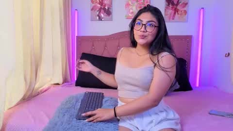Snapshot of violettabloom_ chatting on 10, 9, 2025 violettabloom_ online show from 10, 9, 2025