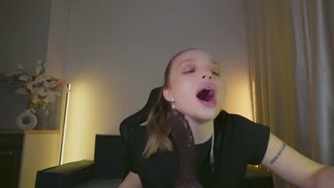 Snapshot of viollasinzz chatting on 16, 6, 2026 Violla online show from 16, 6, 2026