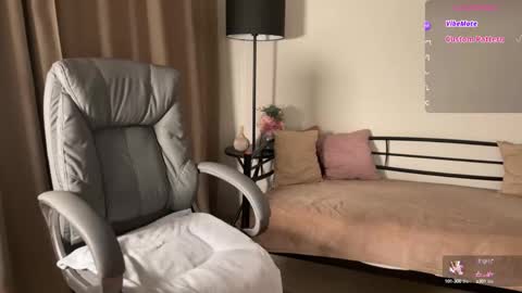 Vivian Evans online show from 15, 10, 2025