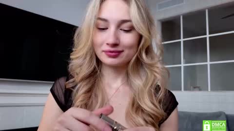 Snapshot of wellicaren chatting on 26, 11, 2025 CAREN online show from 26, 11, 2025