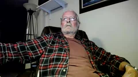 Snapshot of whofcares2 chatting on 4, 5, 2026 whofcares2 online show from 4, 5, 2026