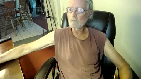 Snapshot of whofcares2 chatting on 28, 5, 2026 whofcares2 online show from 28, 5, 2026