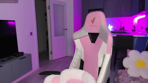 Snapshot of wowlovie666 chatting on 15, 12, 2025 Emi online show from 15, 12, 2025