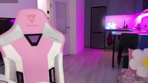 Snapshot of wowlovie666 chatting on 17, 12, 2025 Emi online show from 17, 12, 2025