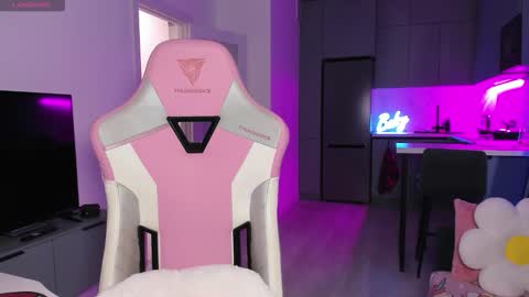 Snapshot of wowlovie666 chatting on 18, 12, 2025 Emi online show from 18, 12, 2025