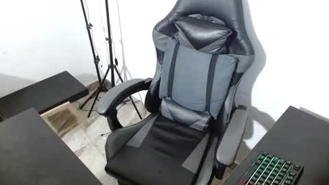 Snapshot of xanderstone00 chatting on 6, 2, 2026 Xanderstone online show from 6, 2, 2026