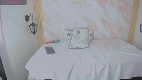 Snapshot of xiomy_fox chatting on 22, 4, 2026 XiomyFox online show from 22, 4, 2026