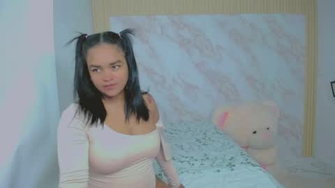 Snapshot of xiomy_fox chatting on 18, 5, 2026 XiomyFox online show from 18, 5, 2026