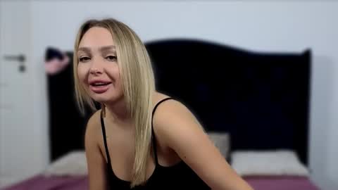 Snapshot of xsexycouples chatting on 30, 10, 2025 AnnaMaee online show from 30, 10, 2025