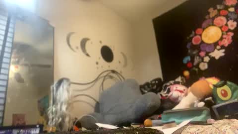 Ella Ts online show from 2, 2, 2025