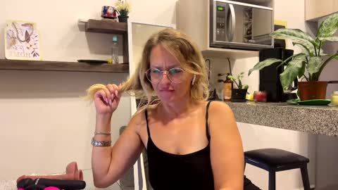 Snapshot of yes_mommy_zlata chatting on 11, 2, 2025 Zlata online show from 11, 2, 2025