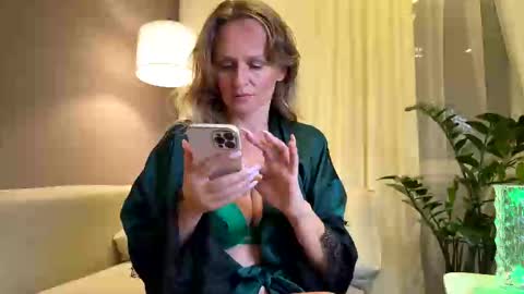 Snapshot of yes_mommy_zlata chatting on 10, 9, 2025 Zlata online show from 10, 9, 2025