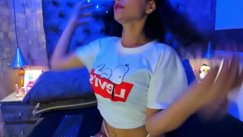 yiyisandoval online show from 6, 11, 2025