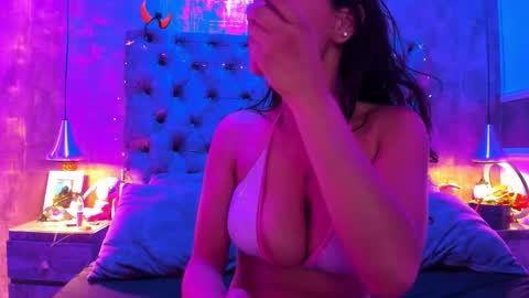 yiyisandoval online show from 18, 11, 2025