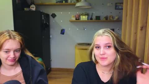 Snapshot of younona chatting on 25, 5, 2026 Anna and Luna online show from 25, 5, 2026