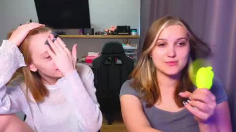 Snapshot of younona chatting on 6, 6, 2026 Anna and Luna online show from 6, 6, 2026