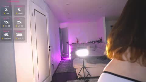 Julia Please Thumbs up me   online show from 17, 5, 2026