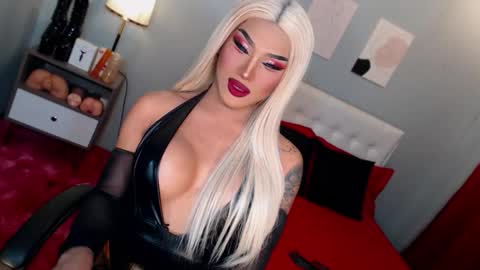 TRICXIEBELLE online show from 10, 11, 2025