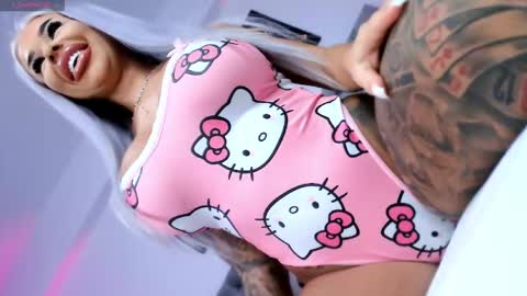 Snapshot of yviann chatting on 2, 10, 2025 YviAnn online show from 2, 10, 2025