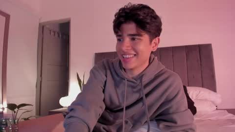 Snapshot of zayotto chatting on 14, 2, 2026 Hii im Zay. I save money for education. PVT Open. online show from 14, 2, 2026