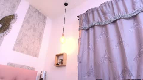 ZHAMIRA  ANDRES online show from 4, 7, 2026
