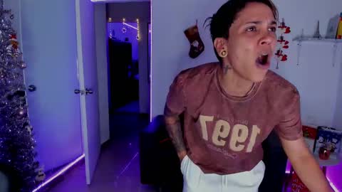 Snapshot of zhoestrong chatting on 8, 12, 2024 zhoestrong online show from 8, 12, 2024