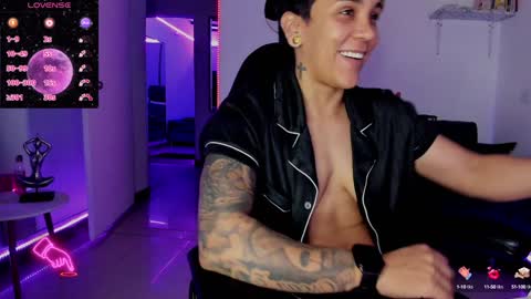 Snapshot of zhoestrong chatting on 11, 1, 2025 zhoestrong online show from 11, 1, 2025