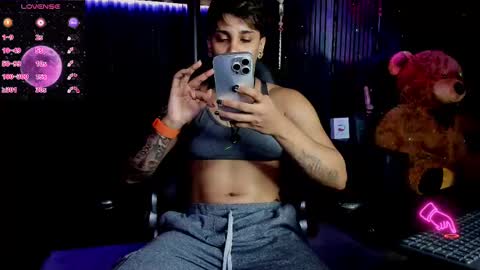 Snapshot of zhoestrong chatting on 12, 3, 2025 zhoestrong online show from 12, 3, 2025