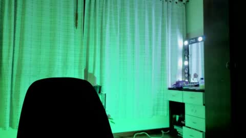 Snapshot of zoe_khall chatting on 12, 5, 2026 ZOE online show from 12, 5, 2026