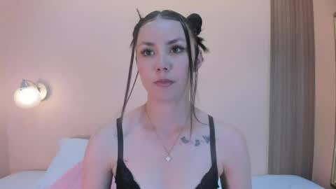 Snapshot of zoe_roux210949 chatting on 26, 5, 2026 Zoe online show from 26, 5, 2026