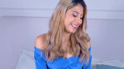 Snapshot of zoehangel chatting on 11, 10, 2025 Zoe online show from 11, 10, 2025