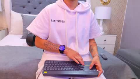 Zoe Krug online show from 6, 10, 2025