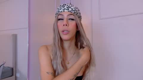 Snapshot of zoeypetit chatting on 25, 5, 2026 Zoey online show from 25, 5, 2026