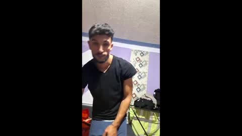 Snapshot of zoliv385 chatting on 6, 1, 2026 Sexy boy29 online show from 6, 1, 2026