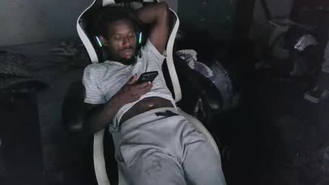 Snapshot of zoneingout chatting on 13, 11, 2025 zoneingout online show from 13, 11, 2025