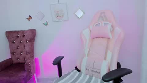 Snapshot of zooeybelair chatting on 20, 9, 2025 Alicie online show from 20, 9, 2025