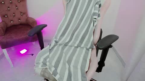 Snapshot of zooeybelair chatting on 22, 10, 2025 Alicie online show from 22, 10, 2025