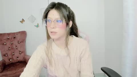 Snapshot of zooeybelair chatting on 23, 10, 2025 Alicie online show from 23, 10, 2025