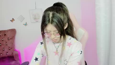 Snapshot of zooeybelair chatting on 25, 10, 2025 Alicie online show from 25, 10, 2025