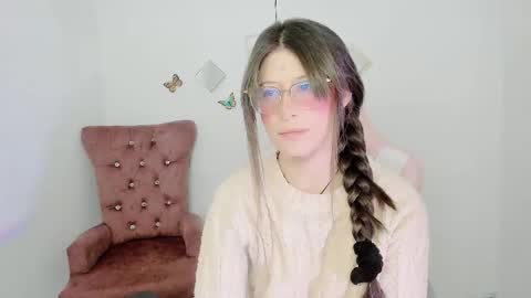 Snapshot of zooeybelair chatting on 6, 11, 2025 Alicie online show from 6, 11, 2025