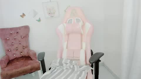 Snapshot of zooeybelair chatting on 12, 11, 2025 Alicie online show from 12, 11, 2025